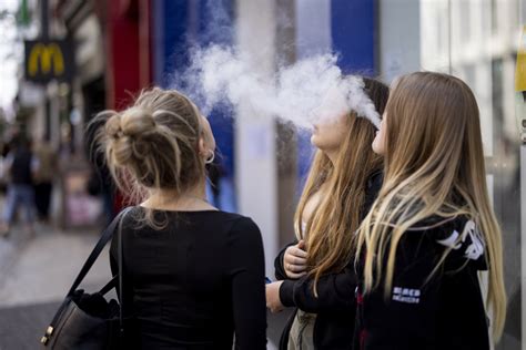 Irlanda prohibe la venta de productos de vapeo a menores de 18 años